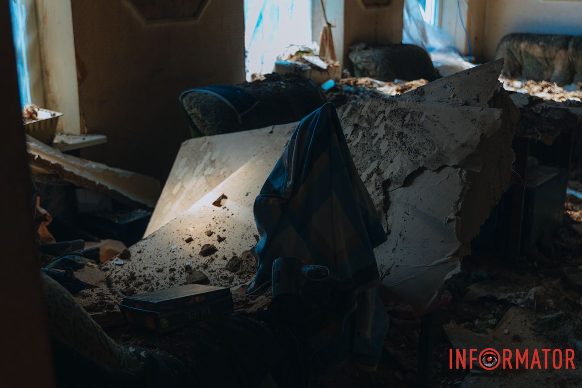 Обломки от дрона и последствия пожара: фоторепортаж Информатора, как россияне били по дому в Днепре 32