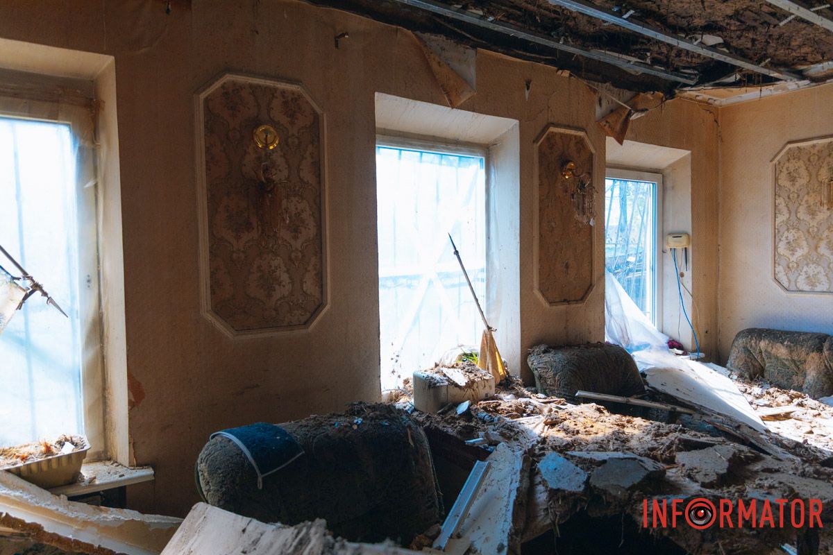 Обломки от дрона и последствия пожара: фоторепортаж Информатора, как россияне били по дому в Днепре 30