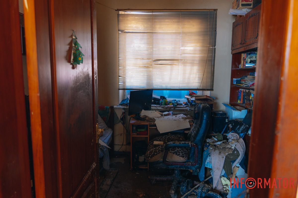 Обломки от дрона и последствия пожара: фоторепортаж Информатора, как россияне били по дому в Днепре 34