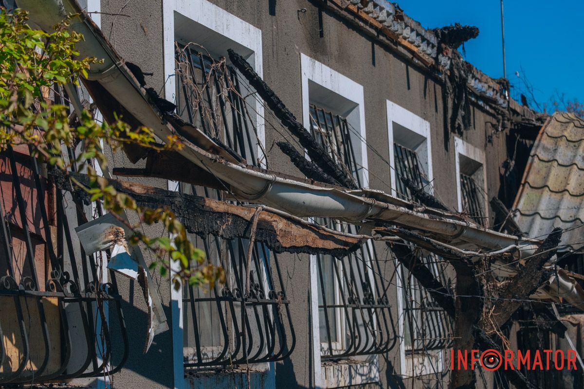 Обломки от дрона и последствия пожара: фоторепортаж Информатора, как россияне били по дому в Днепре 37
