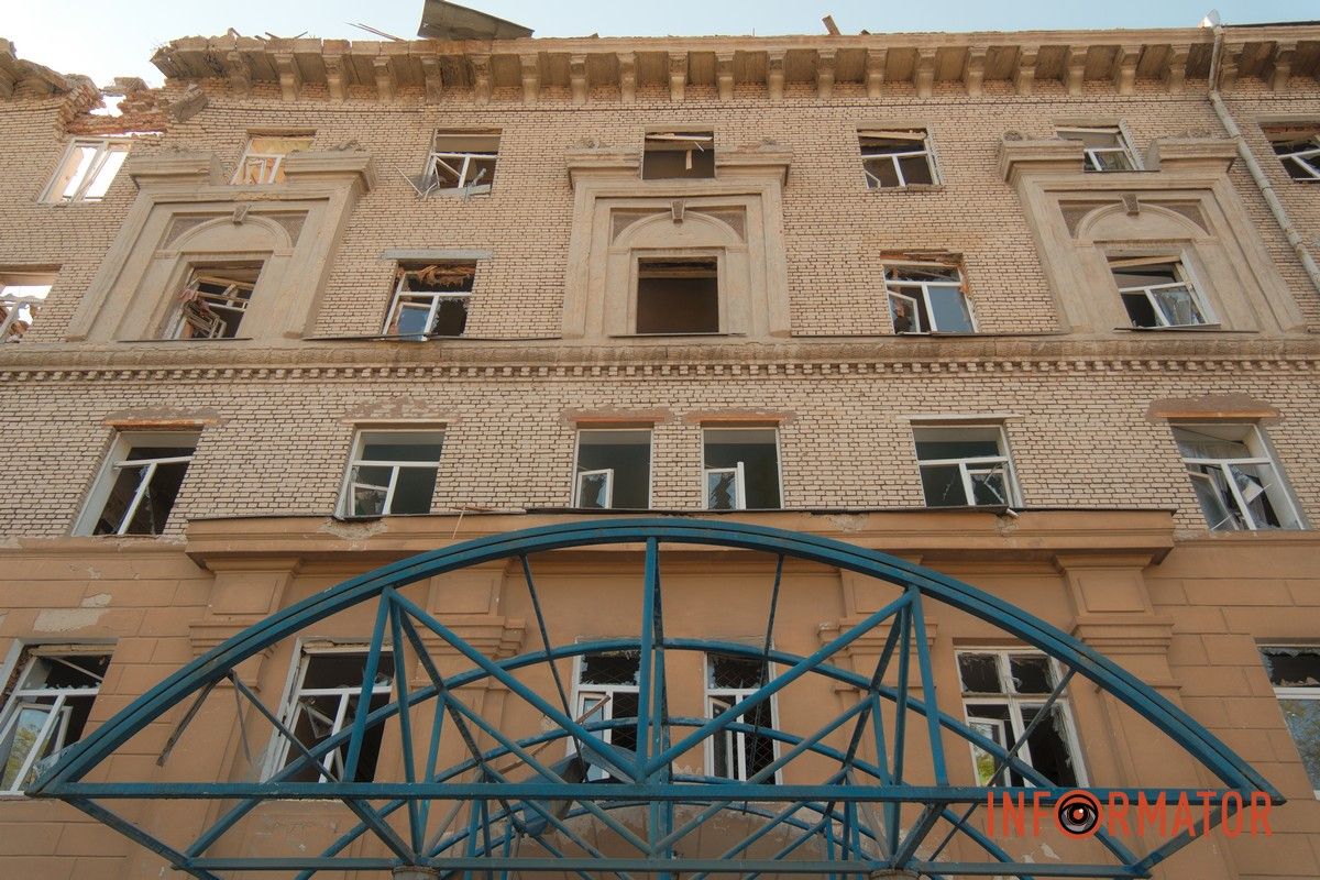 "Цветы, игрушки и клавиатура": в Днепре создали импровизированный мемориал погибшему 19-летнему студенту Илье Безбожному 16