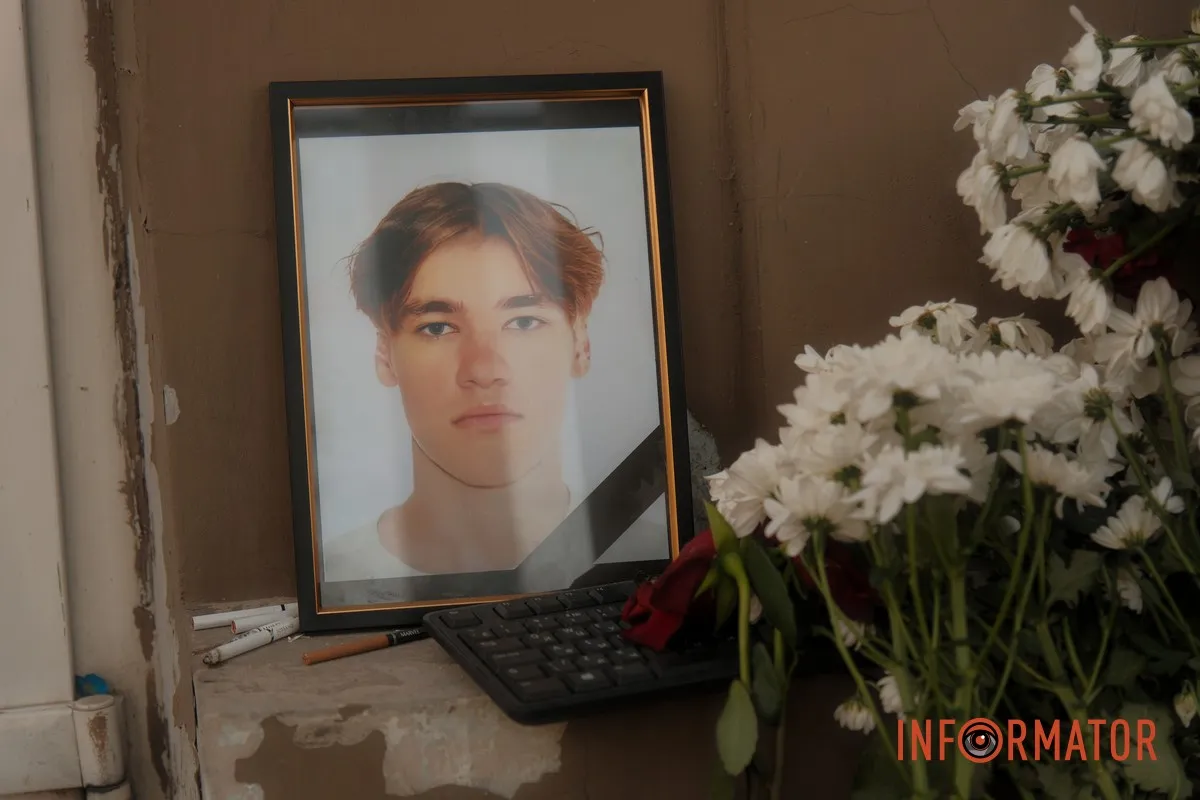 "Цветы, игрушки и клавиатура": в Днепре создали импровизированный мемориал погибшему 19-летнему студенту Илье Безбожному 10