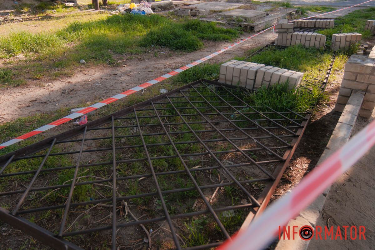 У Дніпрі біля ліцею №142 на житловому масиві Ломівський частково обвалився паркан