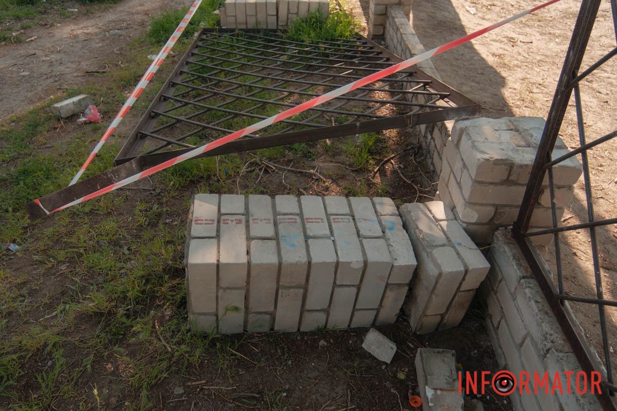 Частина паркану дійсно зруйнована