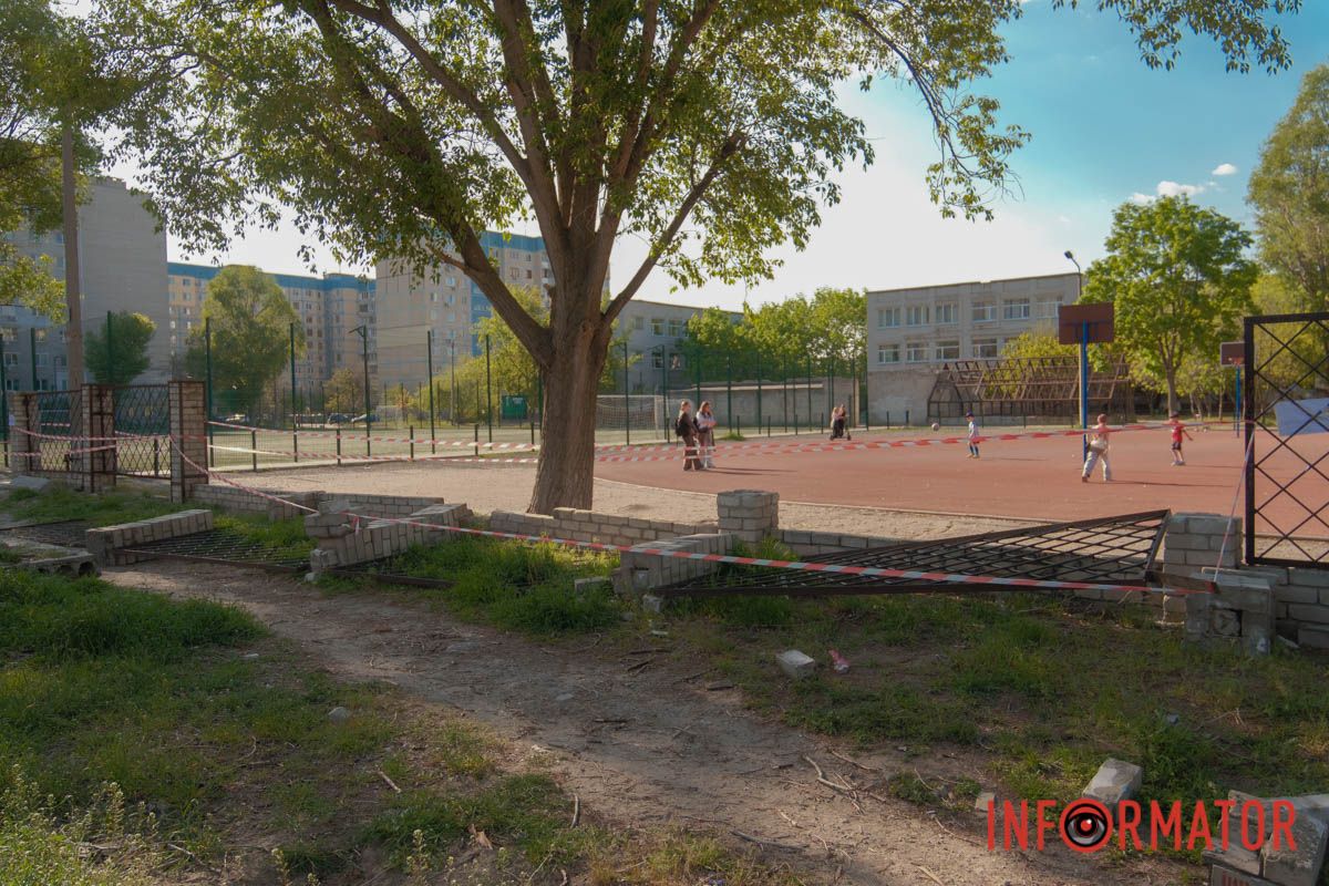 Водночас поруч діти продовжують грати на спортивному майданчику