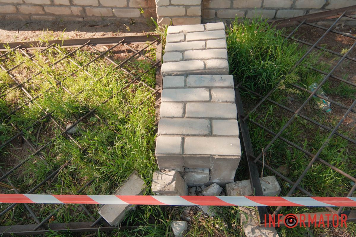 Поруч із аварійним парканом грають діти