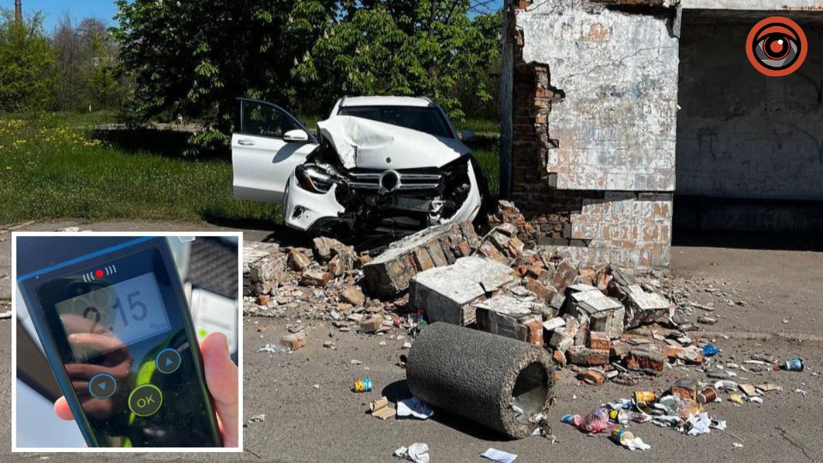 П’яна водійка Mercedes влетіла у зупинку у Кривому Розі