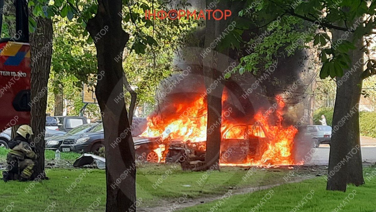 У Дніпрі біля ДІІТу горіли машини: містяни чули вибух