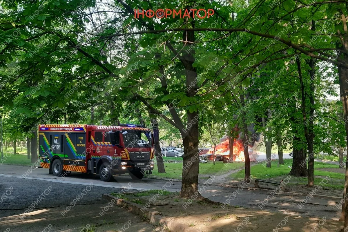 У Дніпрі у ДІІТ горіли машини: містяни чули вибух перед цим 1