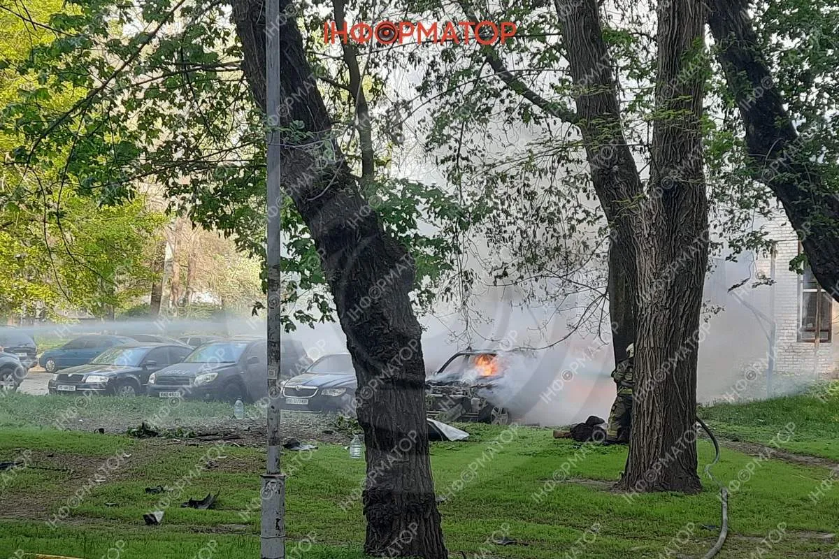 У Дніпрі у ДІІТ горіли машини: містяни чули вибух перед цим 4