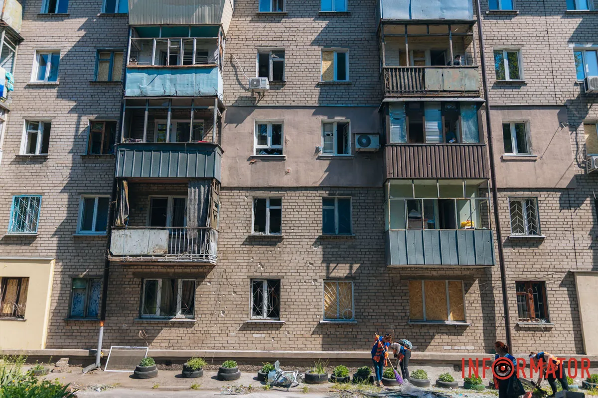 Внаслідок влучання одного з них, зазнали пошкоджень три багатоповерхівки