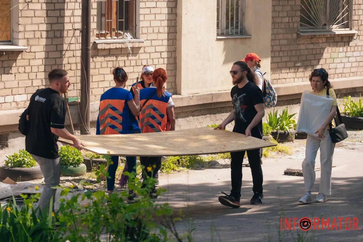 Мешканці пошкоджених будинків підтримують один одного