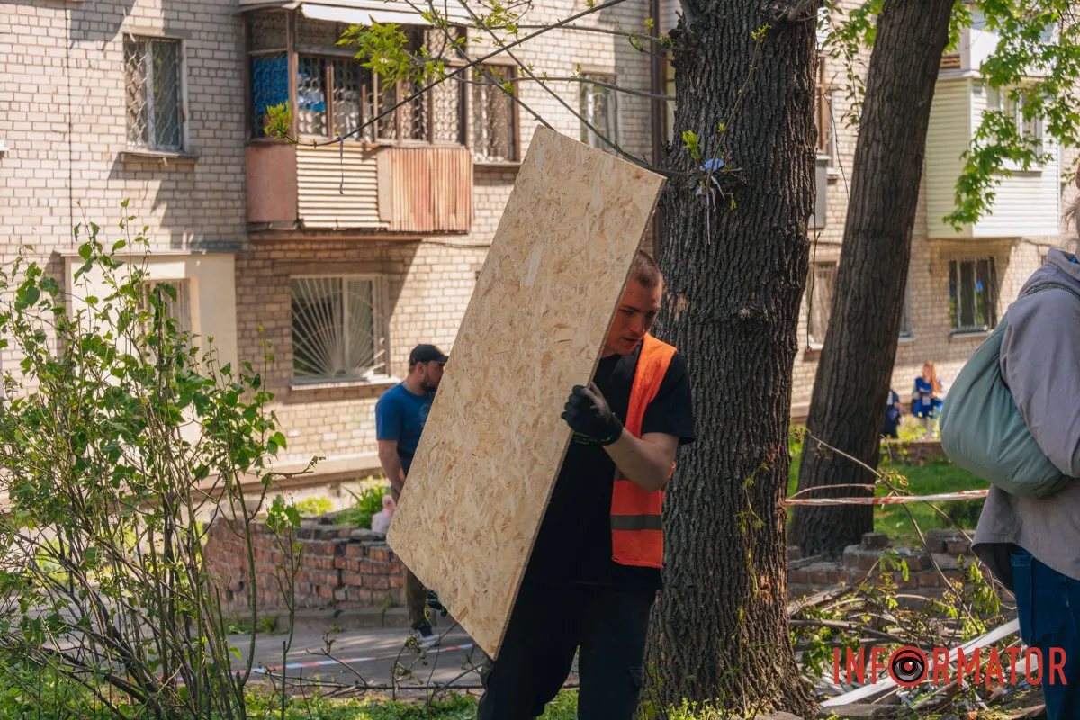Мешканцям пошкоджених будинків організували видачу OSB-плит