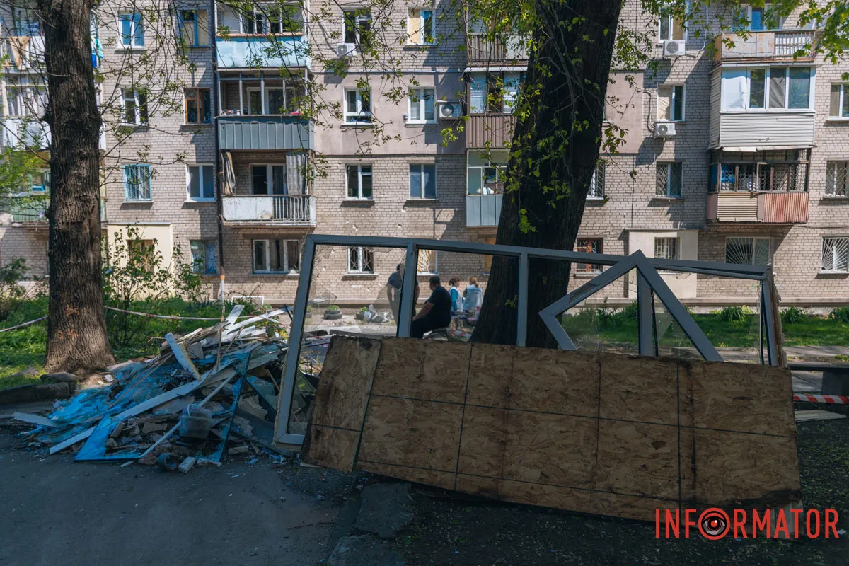 Уламками пластикових рам