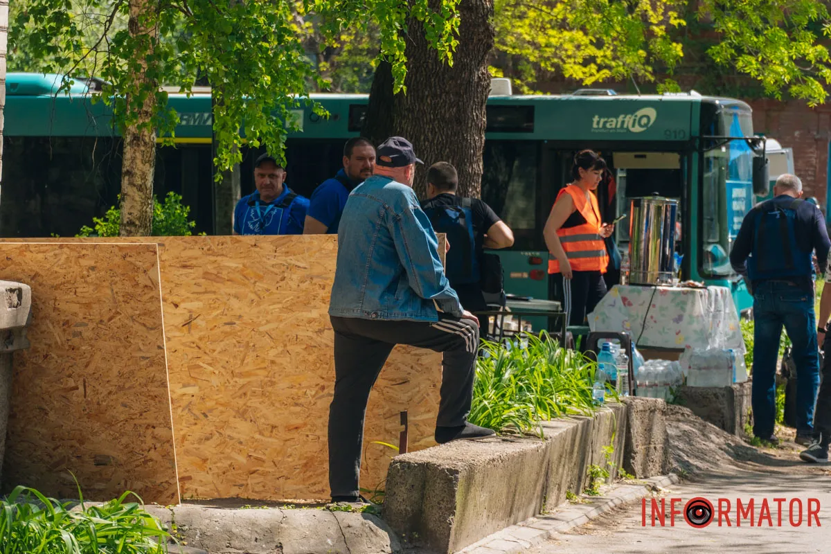Сліди війни у мирному дворі
