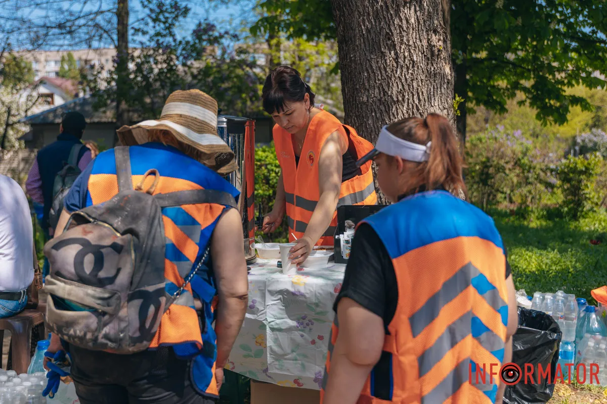 Благодійні організації та волонтери забезпечують постраждалих та працівників екстрених служб напоями та їжею
