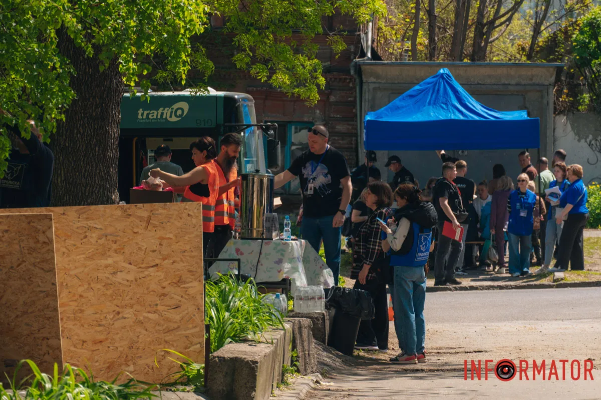 Потрощені фасади, вибиті вікна та спалені авто: як виглядає місце удару ворожого дрона у Дніпрі у ніч на 7 травня 68