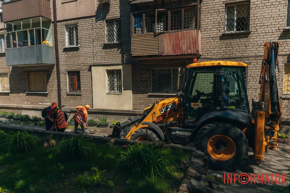 Комунальні служби працюють на місці удару.