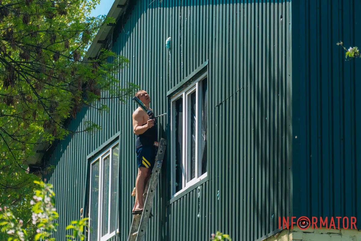 Дехто власноруч відновлює пошкоджене майно