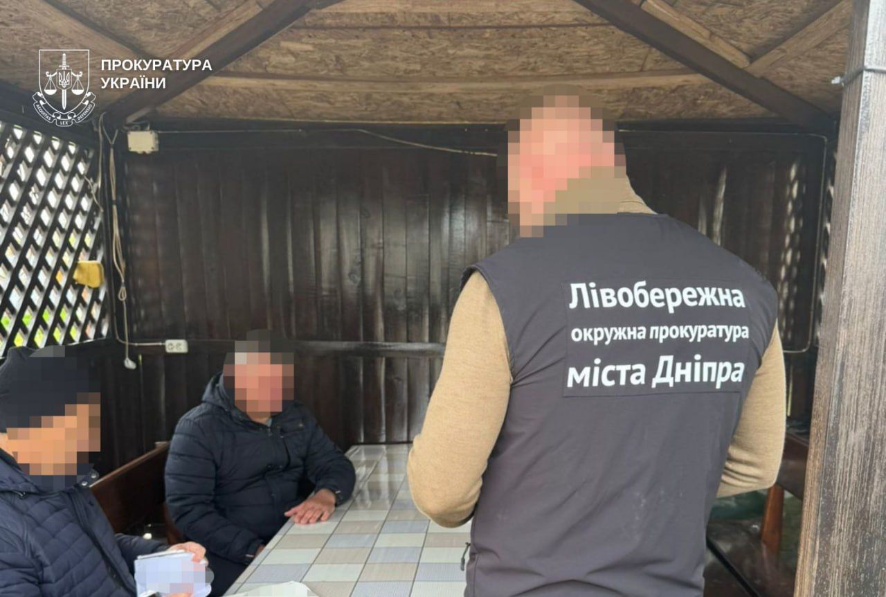 В 2023 году подозреваемый заключил договор с обществом по закупке трех модульных укрытий в гимназии