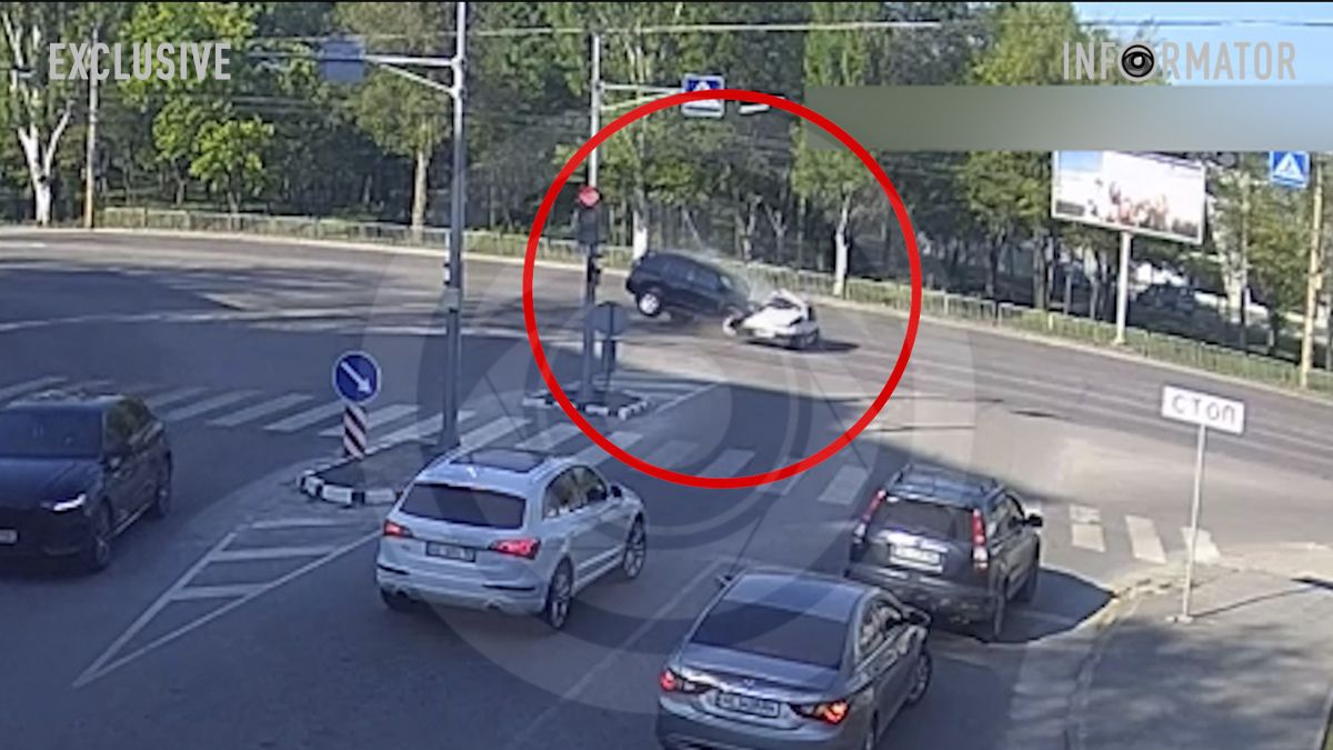 Відео моменту ДТП: у Дніпрі на Запорізькому шосе Toyota Land Cruiser Prado влетіла у Lada, автівки відкинуло на тротуар