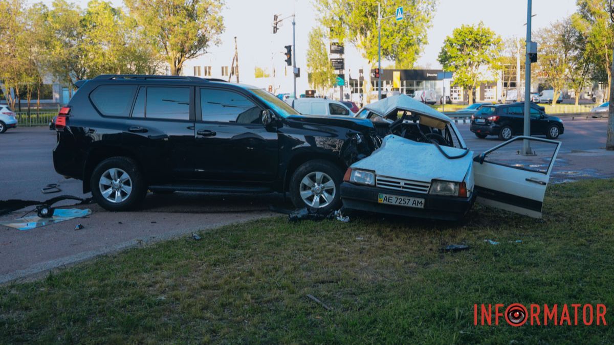 У Дніпрі на Запорізькому шосе зіткнулись Toyota та Lada: є постраждалий