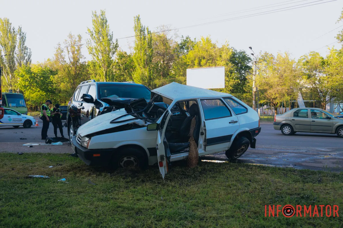 У Дніпрі на Запорізькому шосе зіткнулись Toyota та Lada: є постраждалий 1