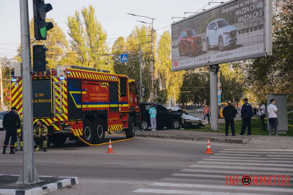 У Дніпрі на Запорізькому шосе зіткнулись Toyota та Lada: є постраждалий 4