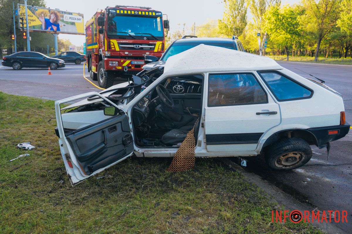 У Дніпрі на Запорізькому шосе зіткнулись Toyota та Lada: є постраждалий 6
