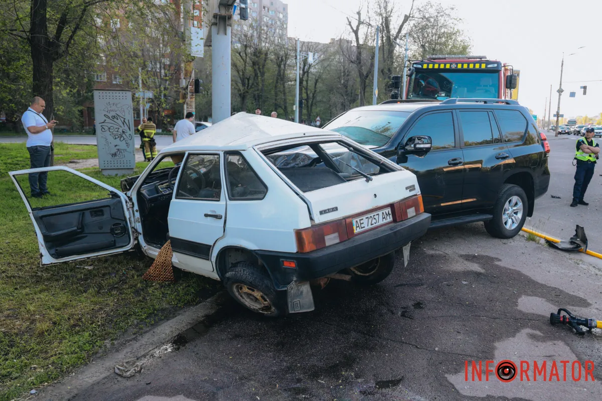 У Дніпрі на Запорізькому шосе зіткнулись Toyota та Lada: є постраждалий 8