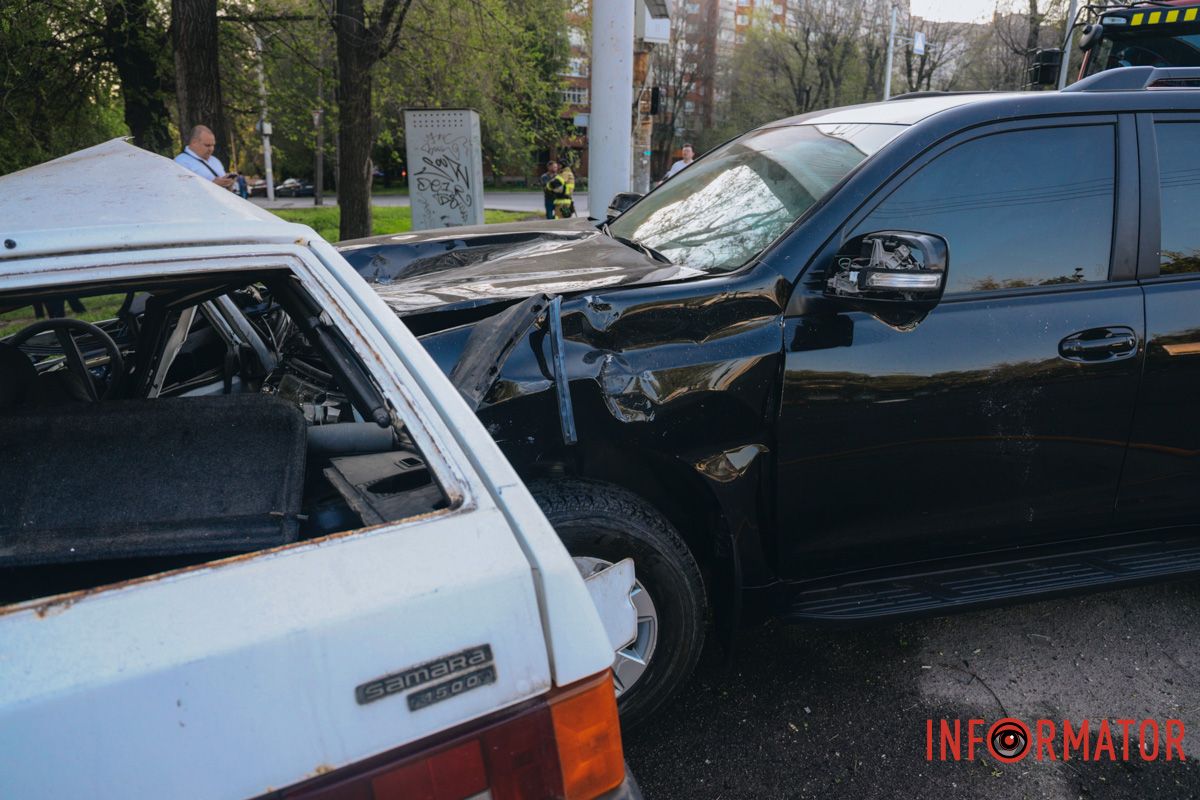 У Дніпрі на Запорізькому шосе зіткнулись Toyota та Lada: є постраждалий 10