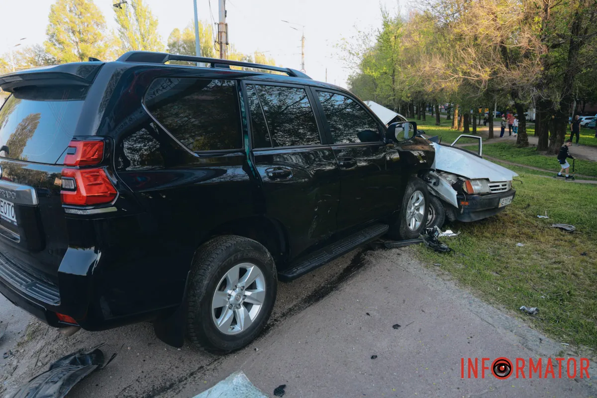 У Дніпрі на Запорізькому шосе зіткнулись Toyota та Lada: є постраждалий 11