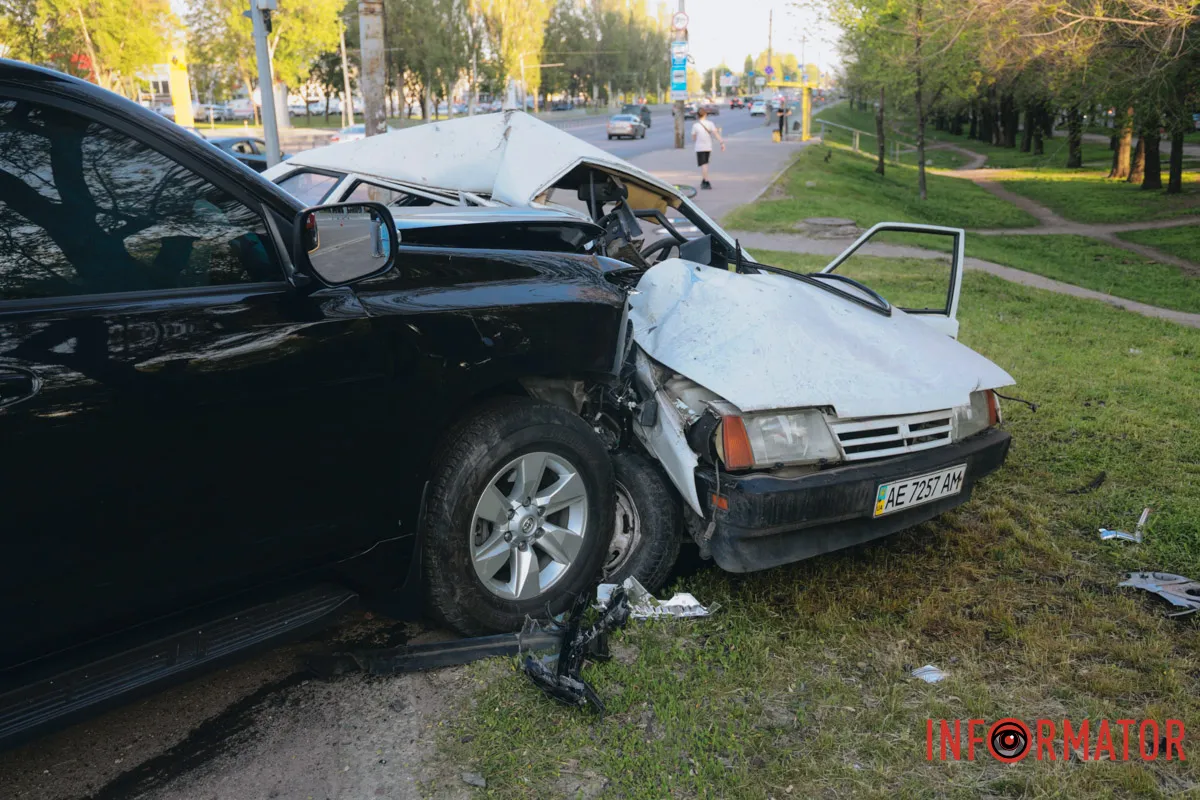 У Дніпрі на Запорізькому шосе зіткнулись Toyota та Lada: є постраждалий 5