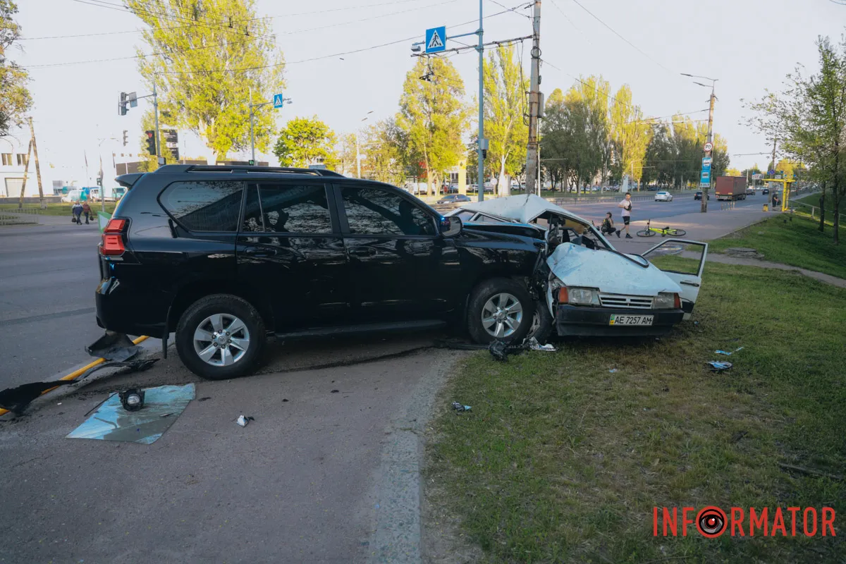 У Дніпрі на Запорізькому шосе зіткнулись Toyota та Lada: є постраждалий 13