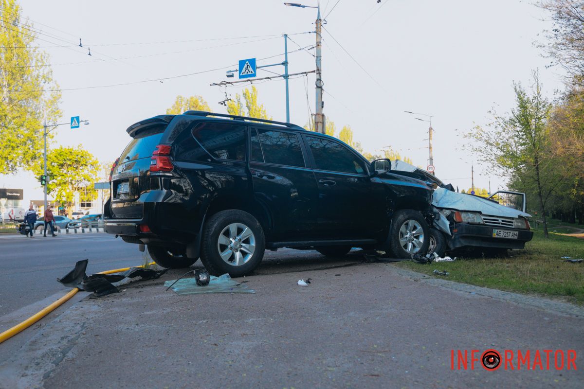 У Дніпрі на Запорізькому шосе зіткнулись Toyota та Lada: є постраждалий 14