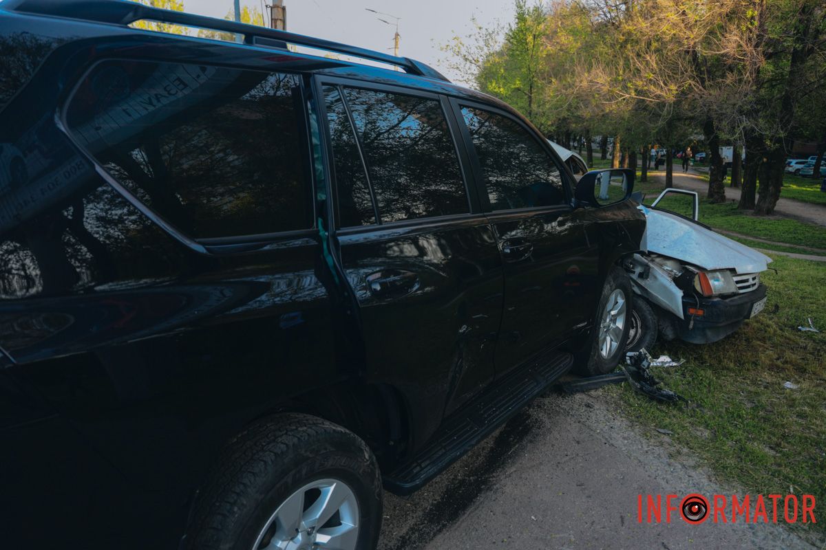 У Дніпрі на Запорізькому шосе зіткнулись Toyota та Lada: є постраждалий 15