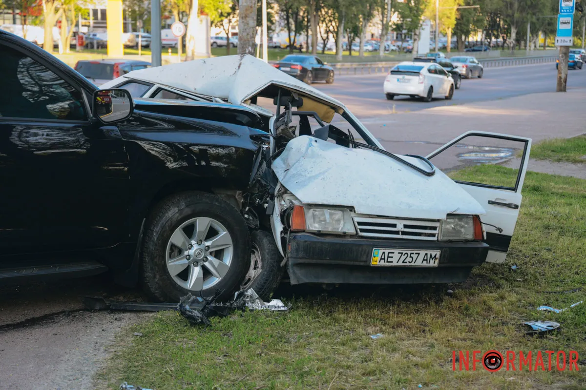 У Дніпрі на Запорізькому шосе зіткнулись Toyota та Lada: є постраждалий 2