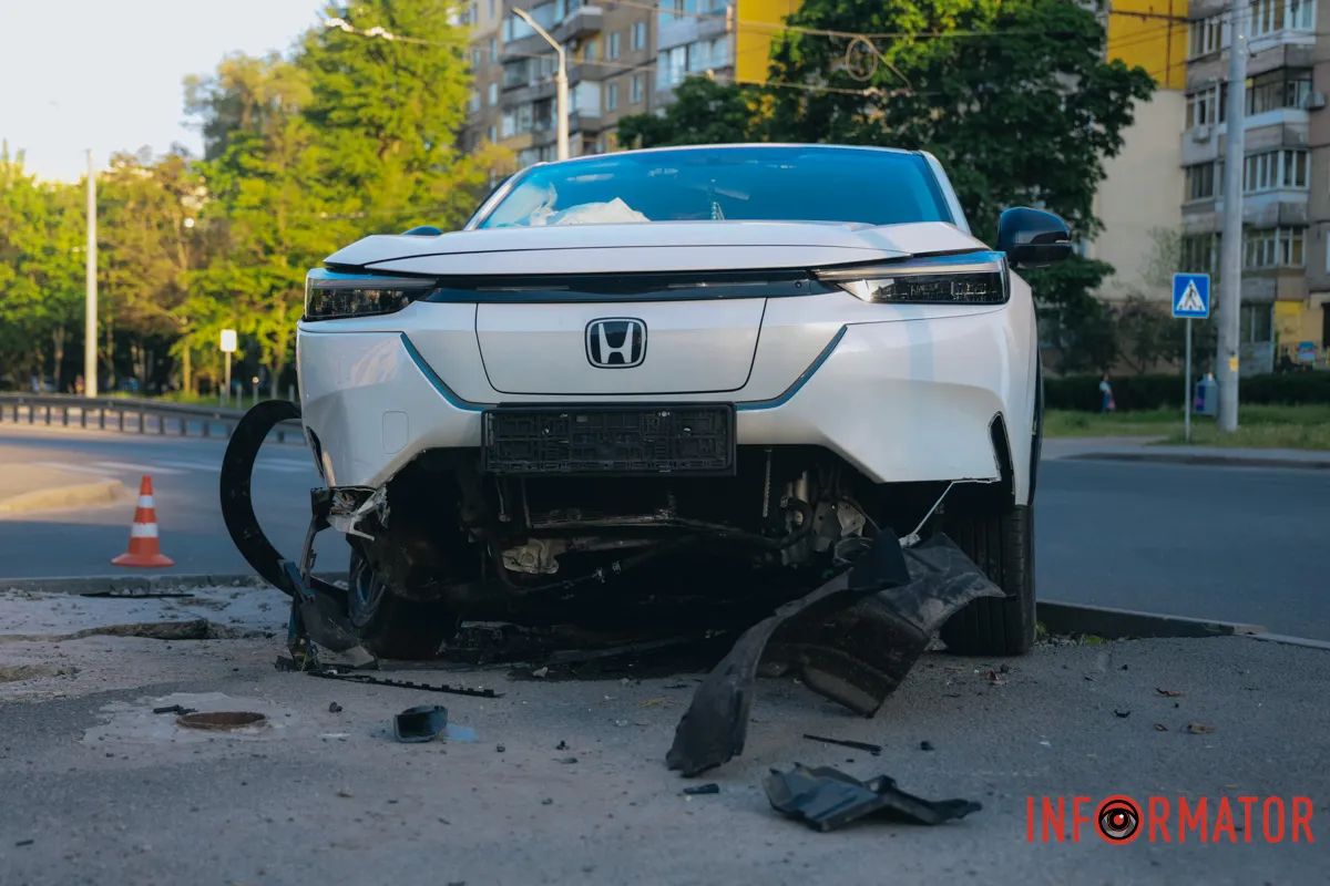 Здесь столкнулись автомобили Honda и Volkswagen