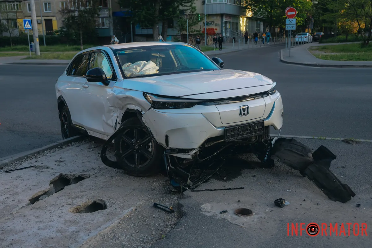 Обломки разбросало по дороге