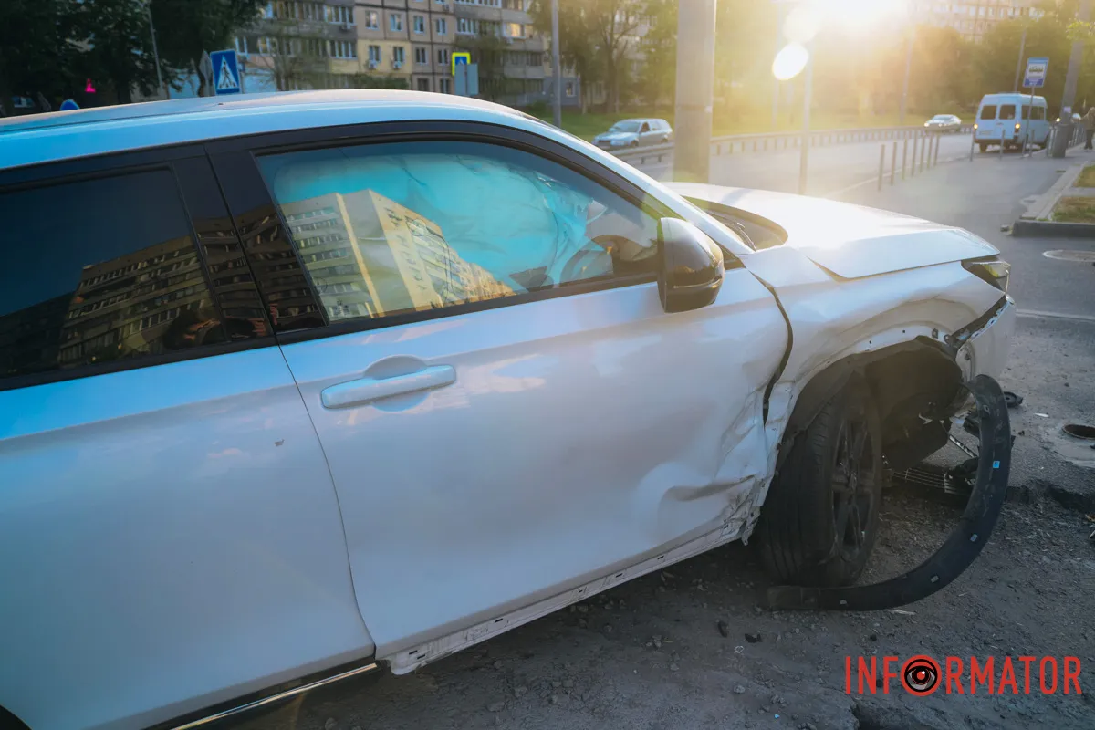 Автомобиль Honda вылетел на обочину и частично очутился на бордюре