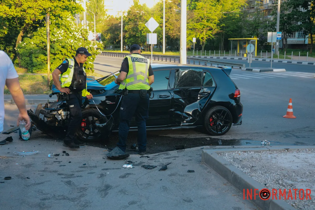 В результате столкновения машины получили значительные повреждения и оказались за пределами проезжей части