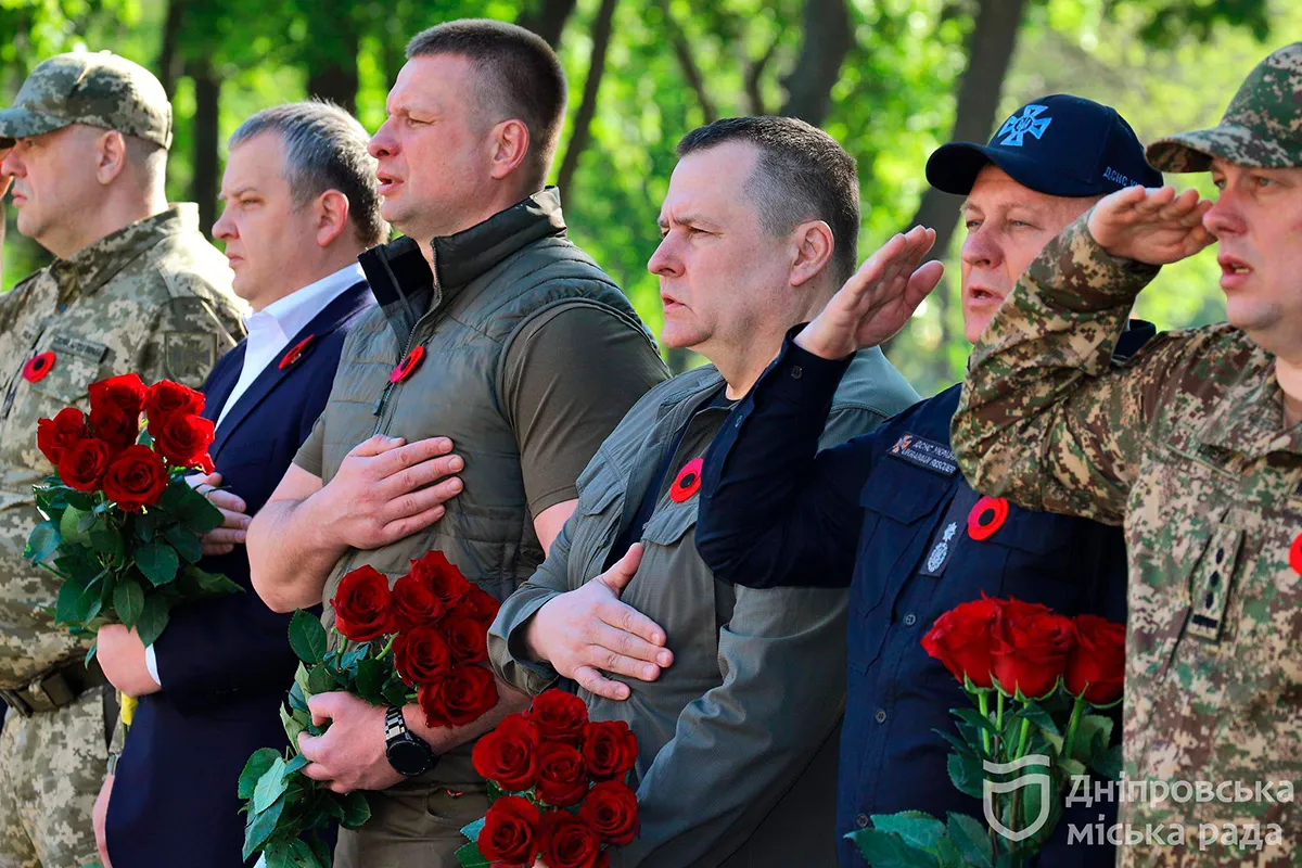 И возложили цветы к мемориалу "Вечный огонь"