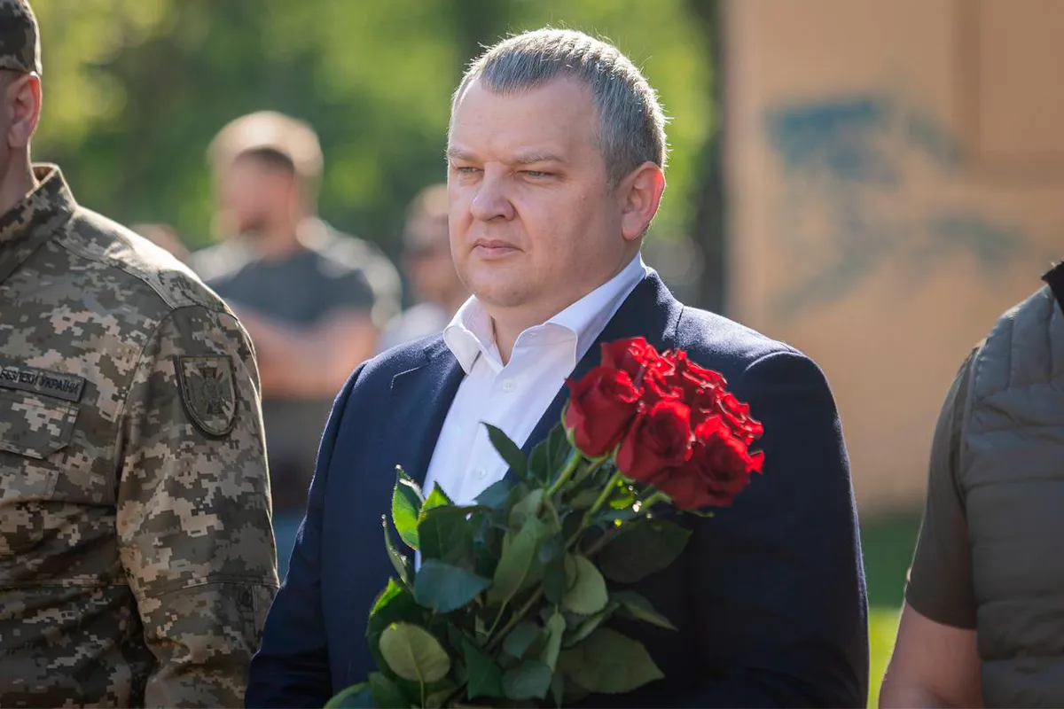 В память всех, чьи жизни унесла Вторая мировая, представители области и города, военные, полицейские, спасатели и молодежь склонили головы в минуте молчания