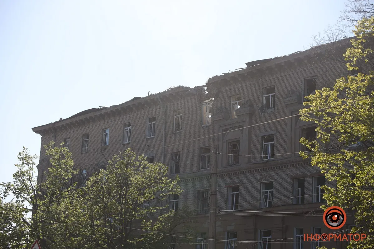 Зруйновані кімнати, дах і сотні вибитих вікон: скільки коштуватиме відбудова зруйнованого росіянами гуртожитку ДНУ у Дніпрі 1