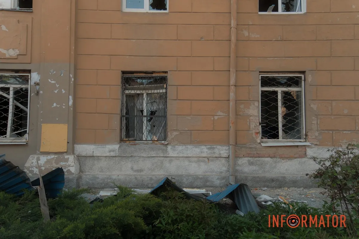 Зруйновані кімнати, дах і сотні вибитих вікон: скільки коштуватиме відбудова зруйнованого росіянами гуртожитку ДНУ у Дніпрі 3