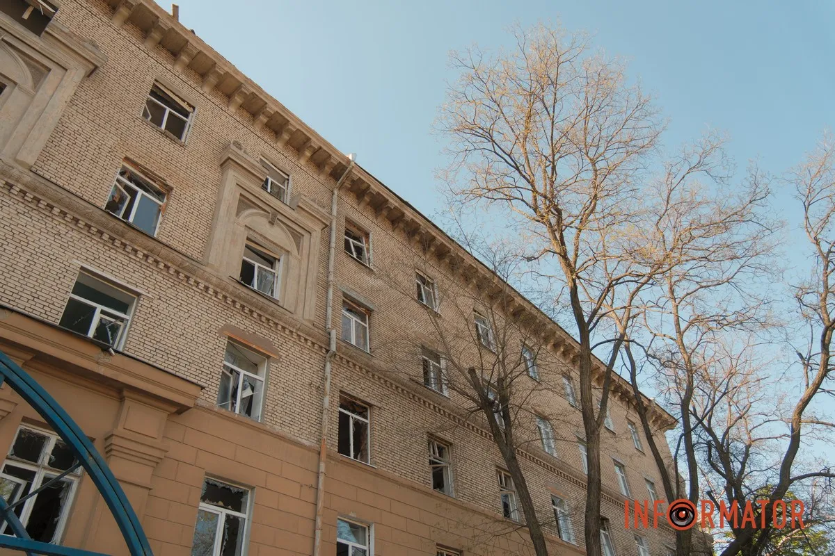 Зруйновані кімнати, дах і сотні вибитих вікон: скільки коштуватиме відбудова зруйнованого росіянами гуртожитку ДНУ у Дніпрі 5