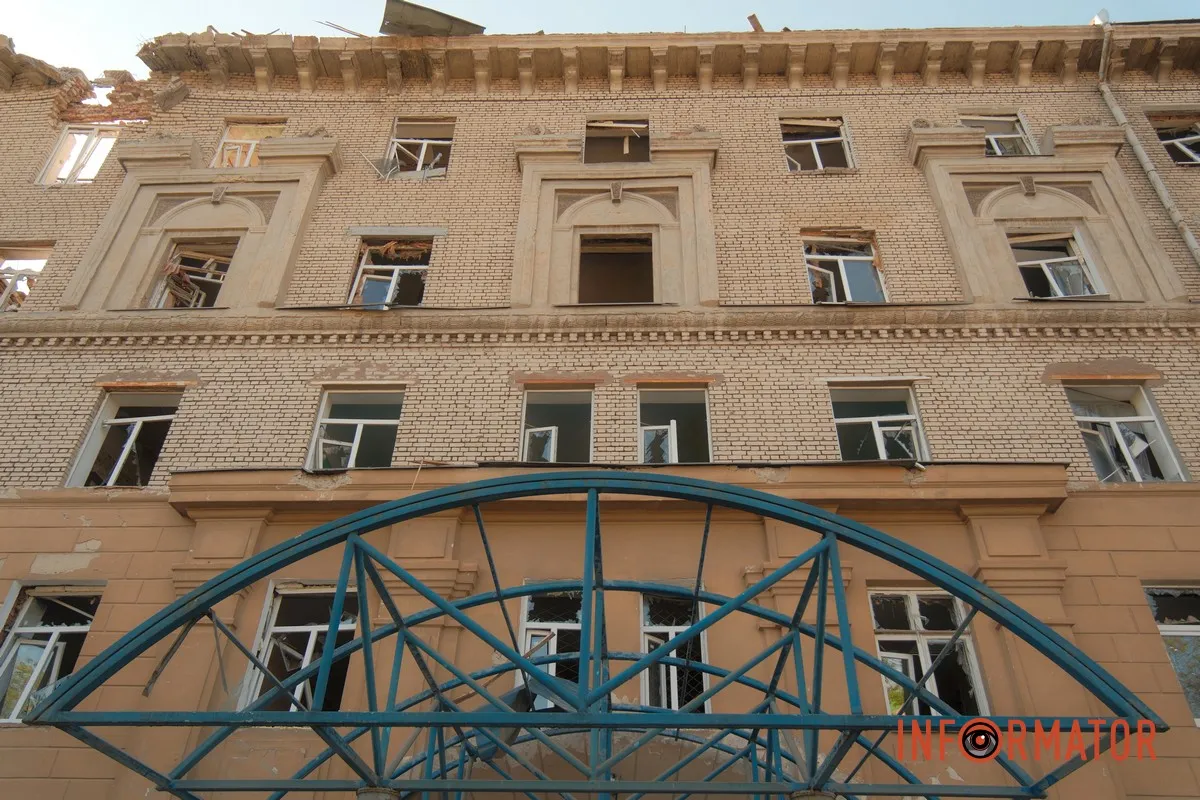 Зруйновані кімнати, дах і сотні вибитих вікон: скільки коштуватиме відбудова зруйнованого росіянами гуртожитку ДНУ у Дніпрі 8
