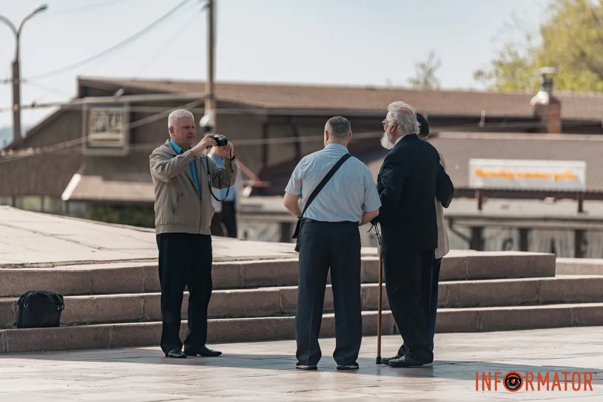 Квіти та посилена охорона: що відбувалось 9 травня біля Стели Вічної слави у Дніпрі 2