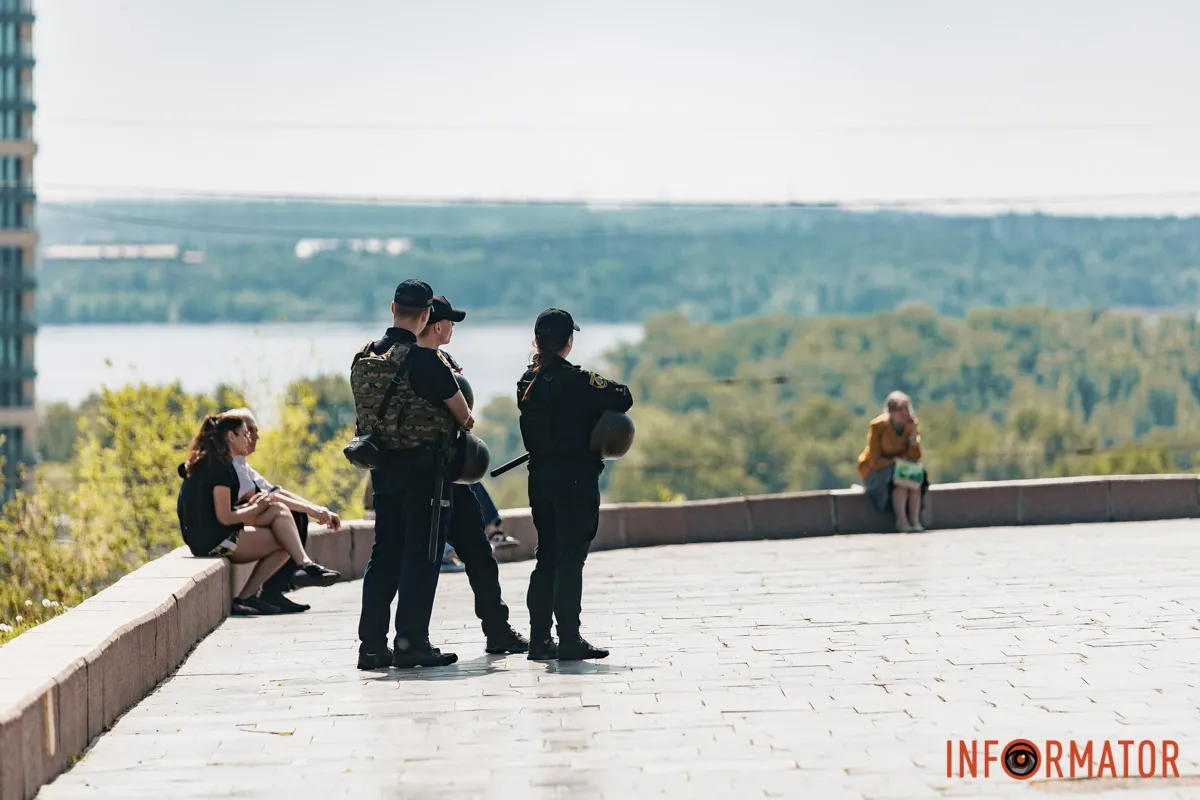 Квіти та посилена охорона: що відбувалось 9 травня біля Стели Вічної слави у Дніпрі 3