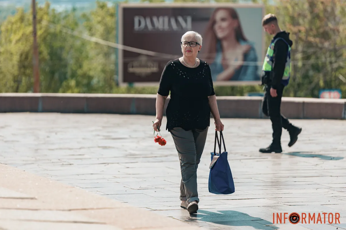 Квіти та посилена охорона: що відбувалось 9 травня біля Стели Вічної слави у Дніпрі 5